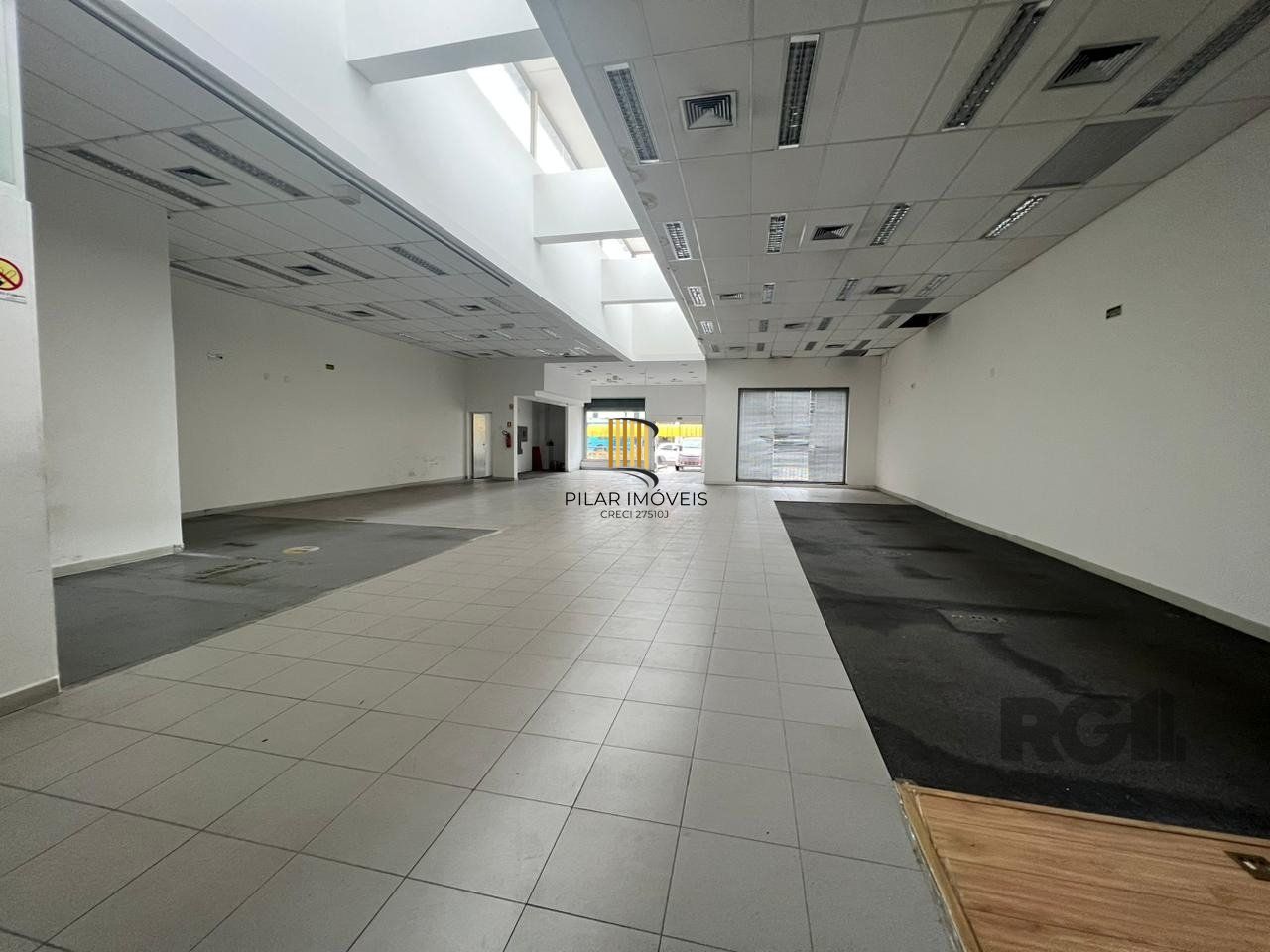 Loja para Venda - 450m², 0 dormitórios, 1 vaga - Petrópolis