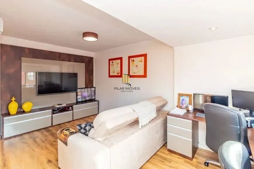 Casa com 214m², localizado no bairro Vila Jardim em Porto Alegre/RS.