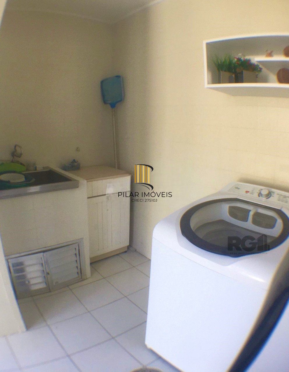 Casa com 3 dormitórios, localizada no bairro Jardim Itu em Porto Alegre/RS. 