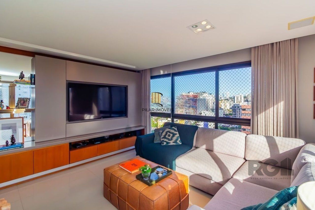 Apartamento localizado no bairro Passo da Areia em Porto Alegre/RS. 