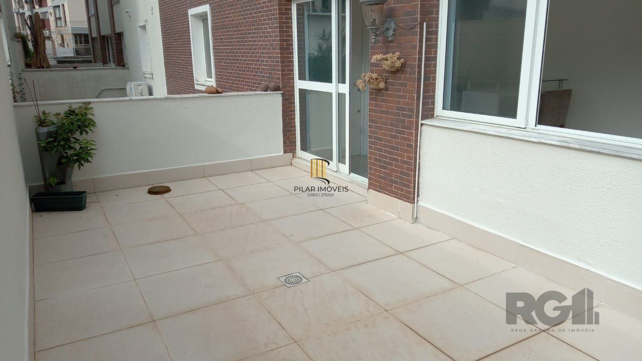 Apartamento com TERRAÇO,  localizado num dos mais sofisticados bairros de Porto Alegre, bairro Rio Branco. Apartamento totalmente mobiliado.