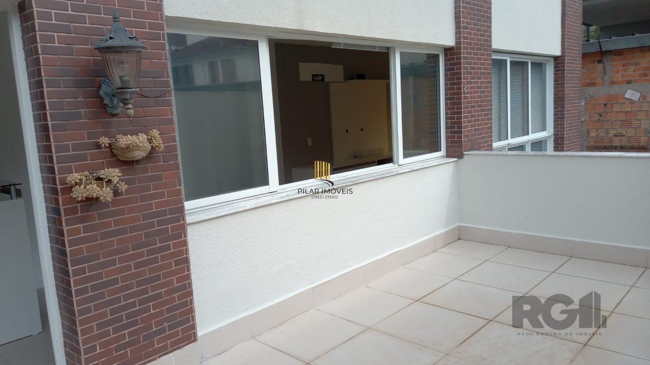 Apartamento com TERRAÇO,  localizado num dos mais sofisticados bairros de Porto Alegre, bairro Rio Branco. Apartamento totalmente mobiliado.