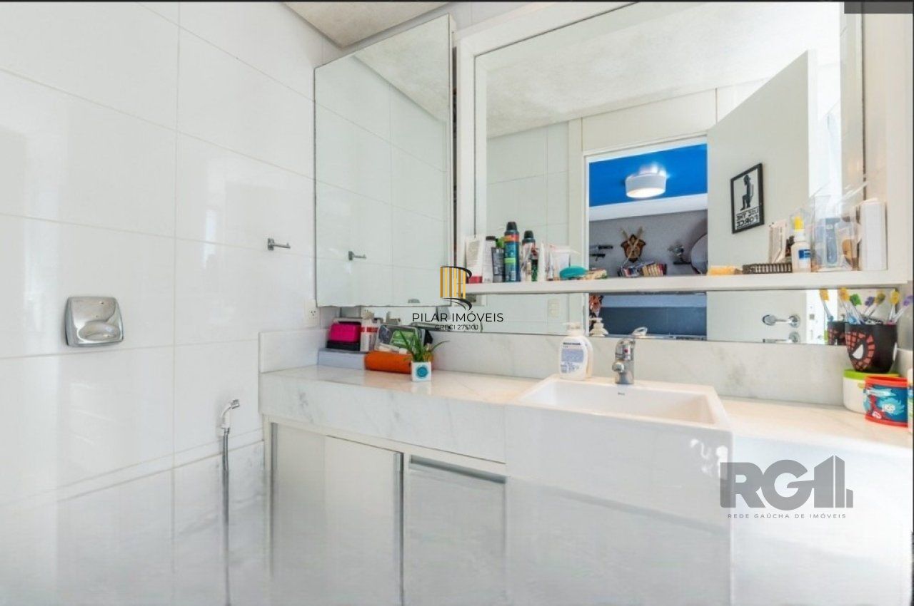 Casa no bairro Boa Vista em porto alegre com piscina, churrasqueira, lareira e garagem para 3 carros.