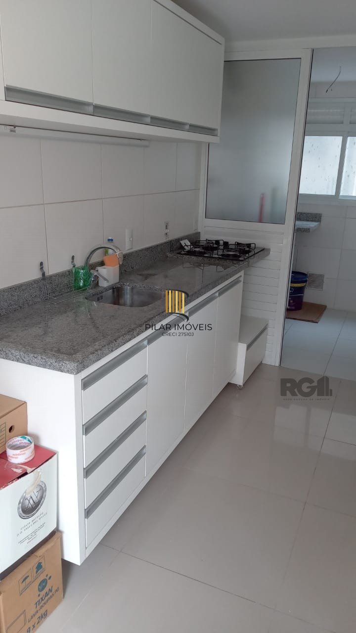 Apartamento com TERRAÇO,  localizado num dos mais sofisticados bairros de Porto Alegre, bairro Rio Branco. Apartamento totalmente mobiliado.