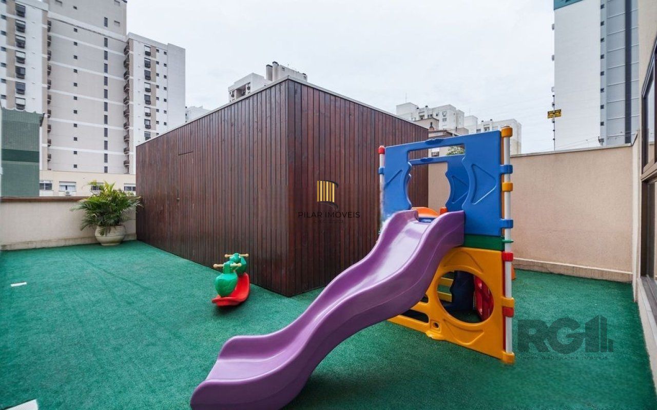 Apartamento localizado no bairro Passo da Areia em Porto Alegre/RS. 