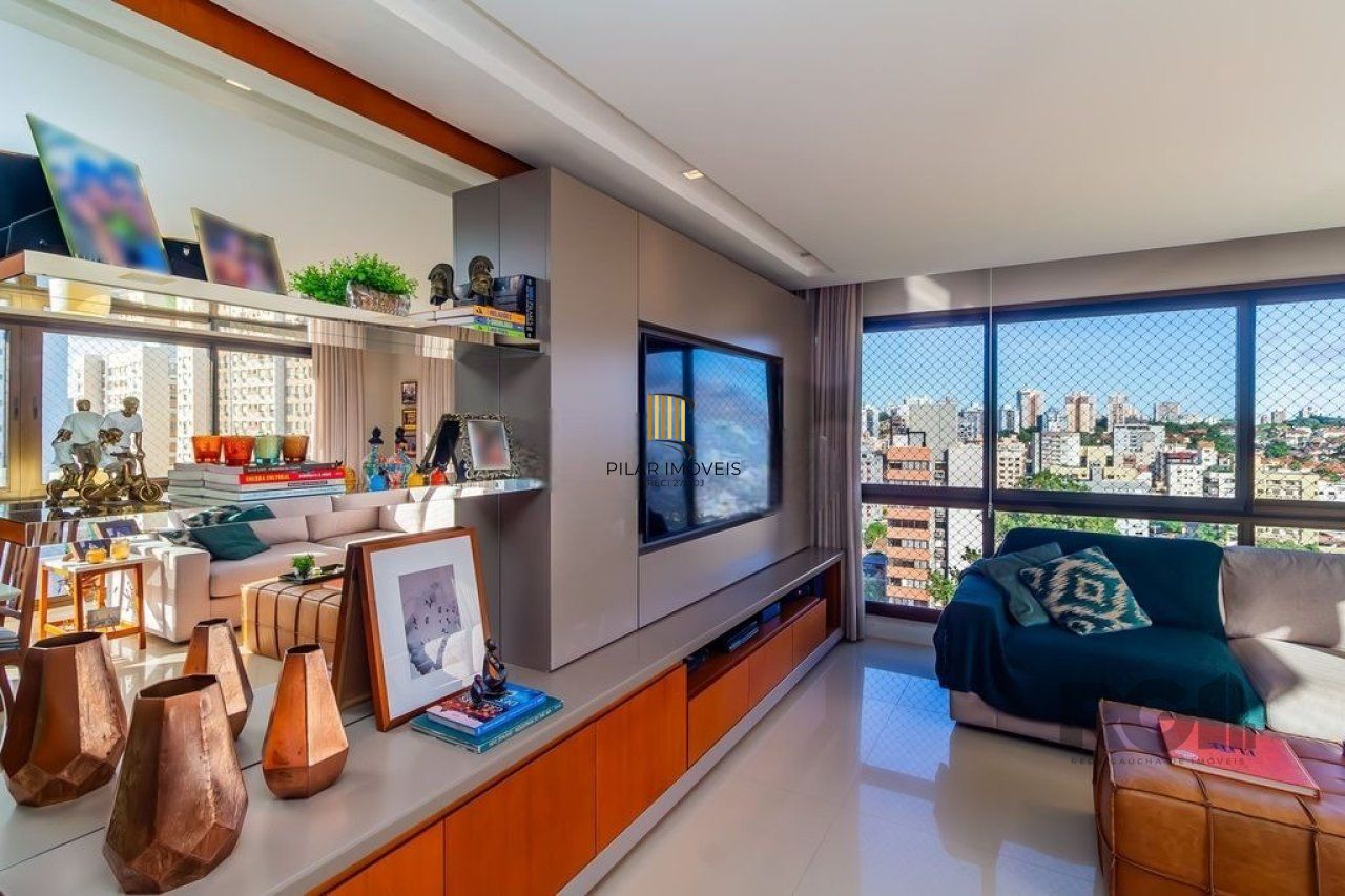 Apartamento localizado no bairro Passo da Areia em Porto Alegre/RS. 