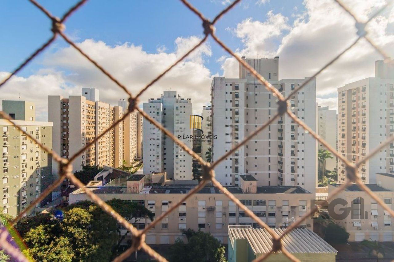 Apartamento localizado no bairro Passo da Areia em Porto Alegre/RS. 