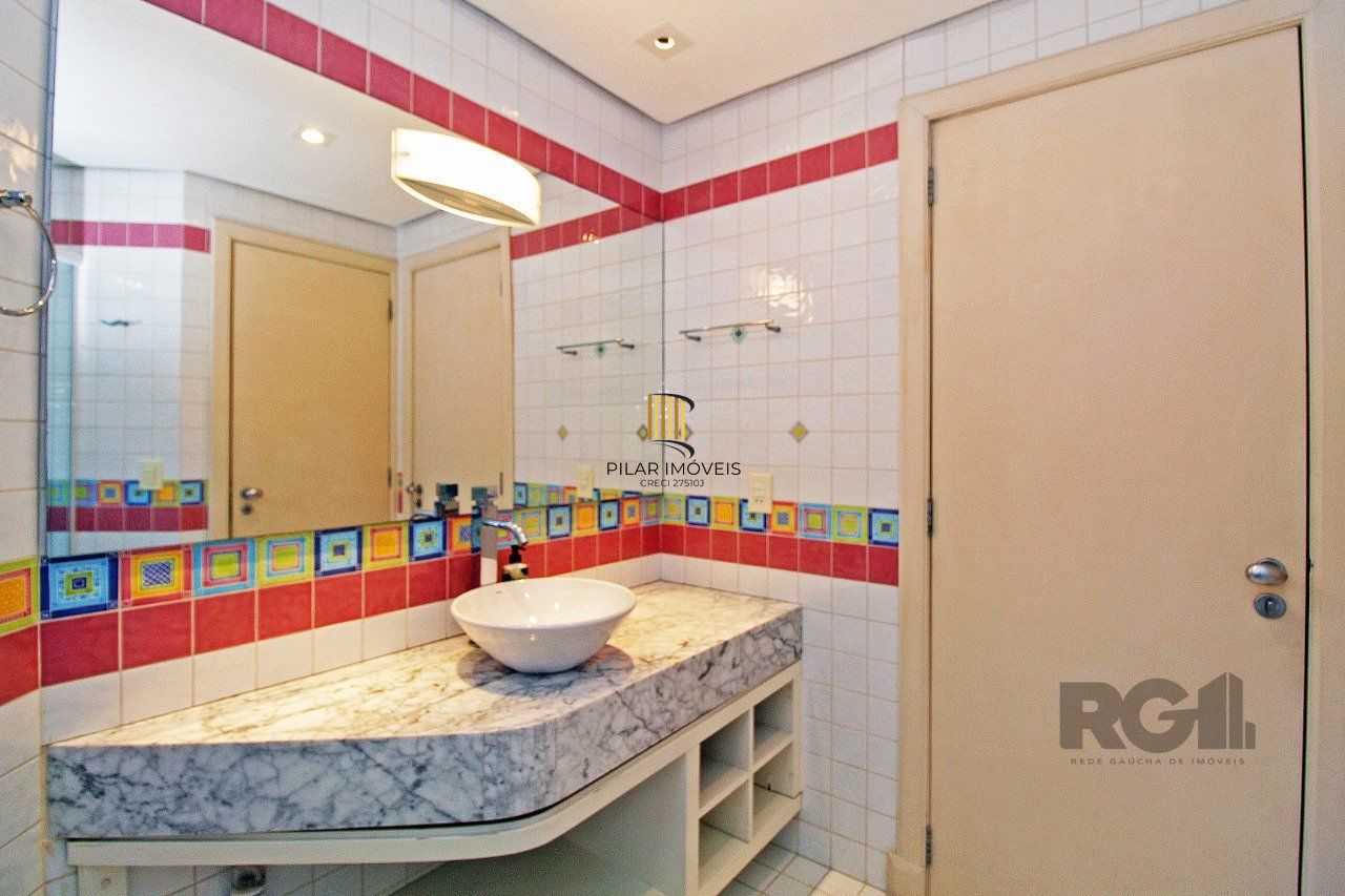 Apartamento com 4 suítes localizado no bairro Moinhos De Vento em Porto Alegre/RS.