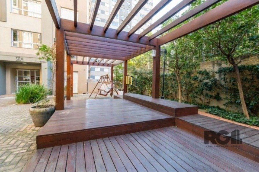Apartamento com 75m² privativos, 3 dormitórios sendo 1 suíte, living dois ambientes,  imóvel arejado e iluminado.