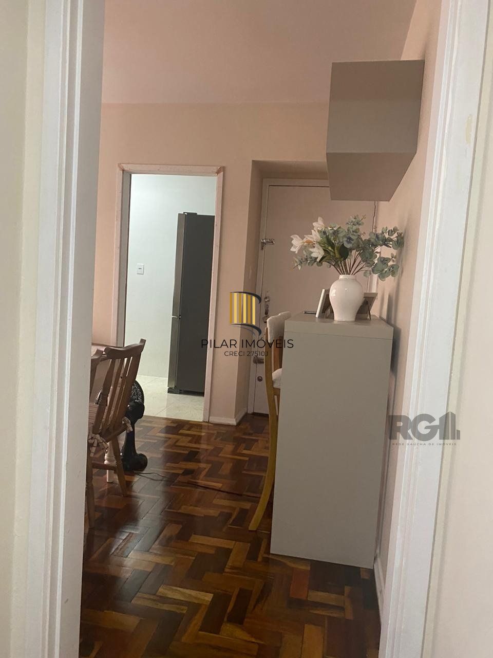 Vende-se apartamento impecável de 2 dormitórios
