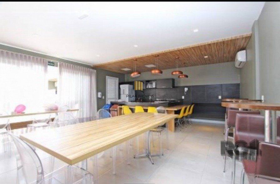 Apartamento com 75m² privativos, 3 dormitórios sendo 1 suíte, living dois ambientes,  imóvel arejado e iluminado.
