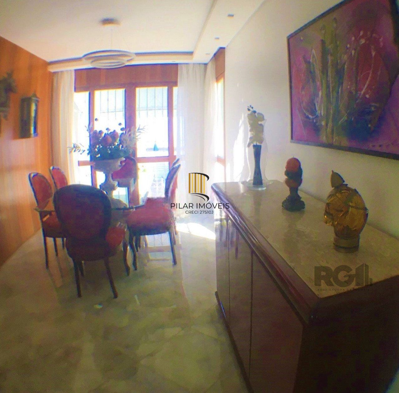 Casa com 3 dormitórios, localizada no bairro Jardim Itu em Porto Alegre/RS. 