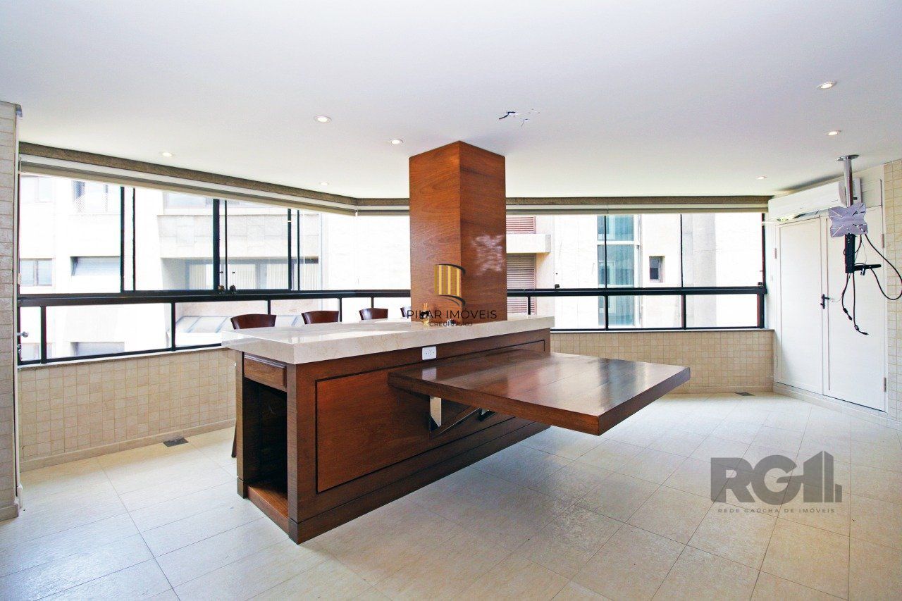 Apartamento com 4 suítes localizado no bairro Moinhos De Vento em Porto Alegre/RS.