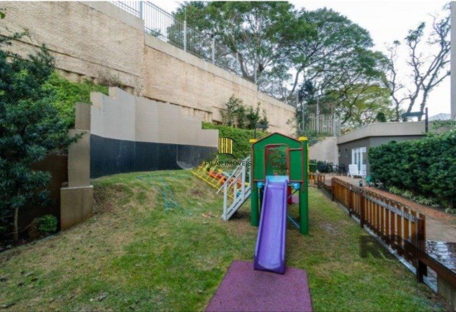 Apartamento com 75m² privativos, 3 dormitórios sendo 1 suíte, living dois ambientes,  imóvel arejado e iluminado.