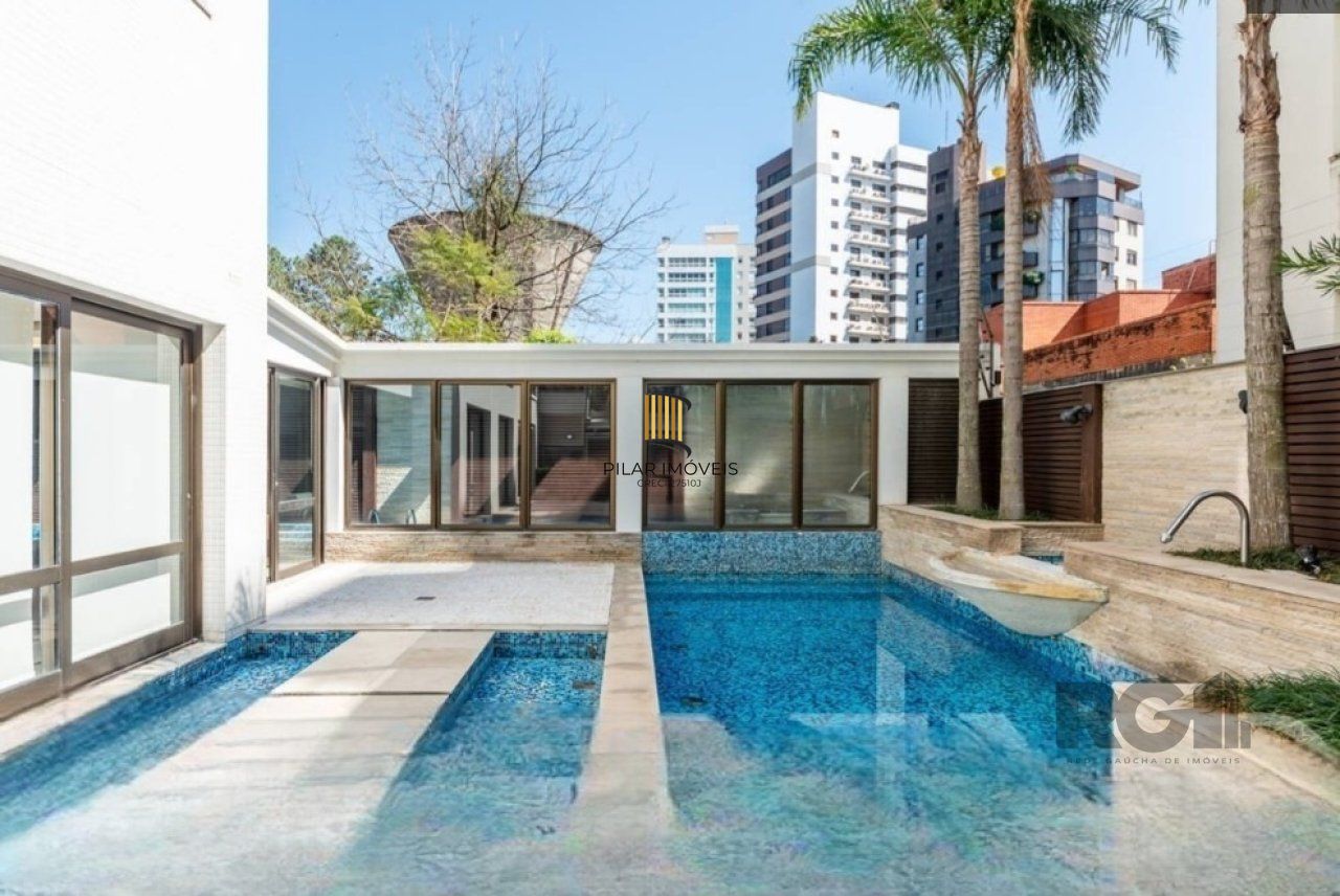 Casa no bairro Boa Vista em porto alegre com piscina, churrasqueira, lareira e garagem para 3 carros.