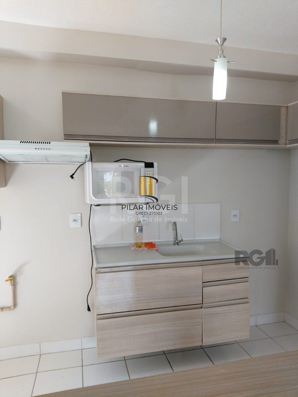Apartamento com 01 dormitório, sala, cozinha, banheiro social, bem arejado,  ótima localização, próximo a UNIVERSIDADE DA FAPA.