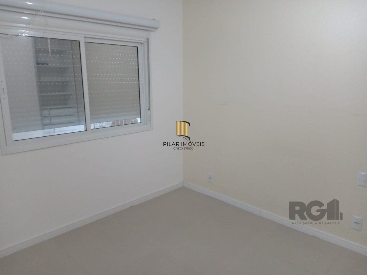 Apartamento com TERRAÇO,  localizado num dos mais sofisticados bairros de Porto Alegre, bairro Rio Branco. Apartamento totalmente mobiliado.