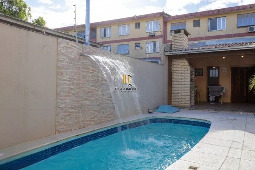 Casa com 111m², localizado no bairro Partenon em Porto Alegre/RS.