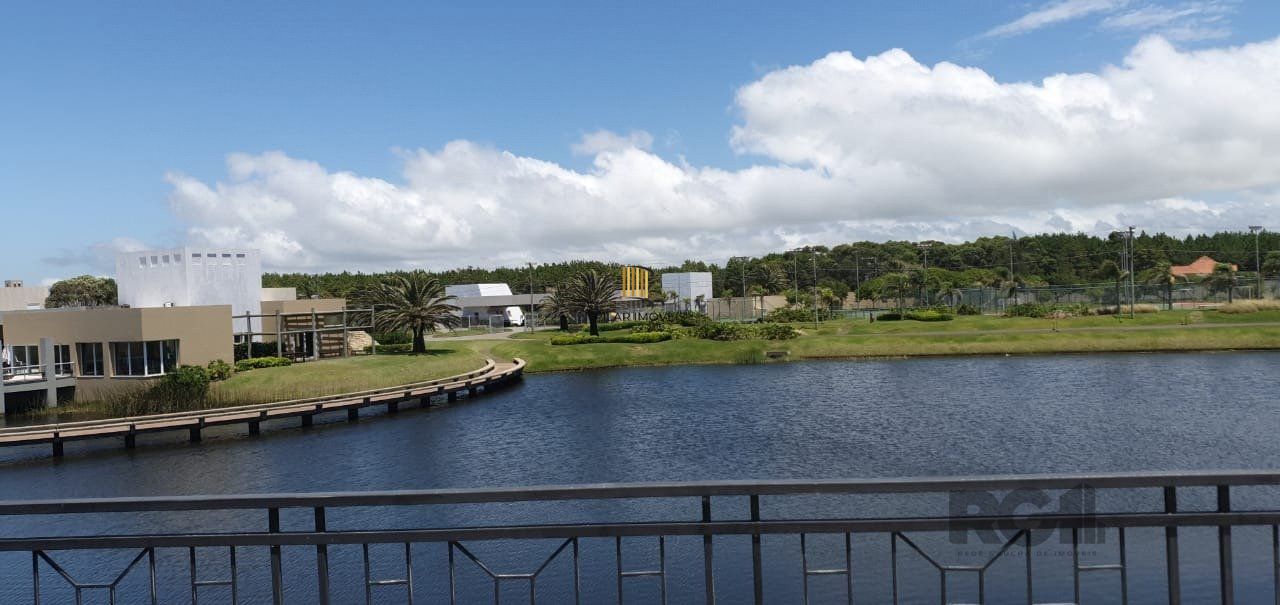 Casa em condomínio fechado de luxo a beira-mar, no centro de Capão da Canoa/RS.