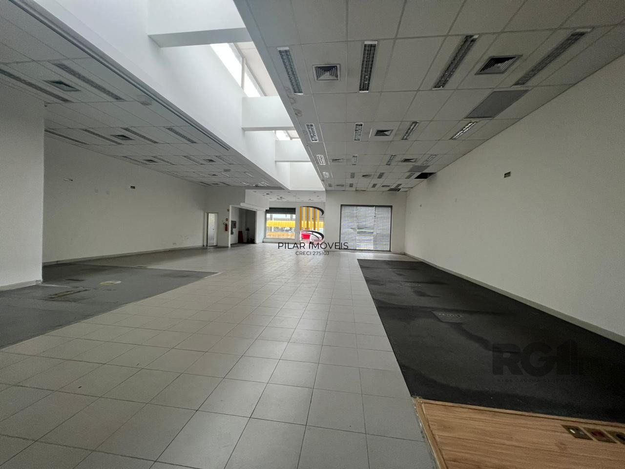 Loja para Venda - 450m², 0 dormitórios, 1 vaga - Petrópolis