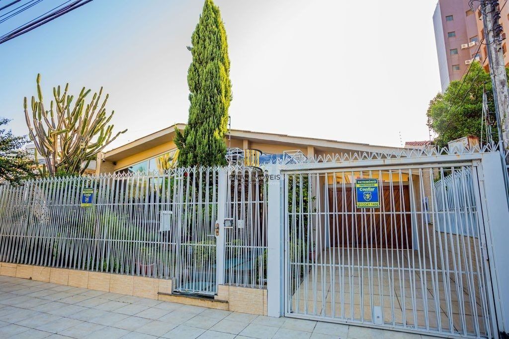 Belíssima casa de 375m² e 04 dormitórios sendo 01 suíte.