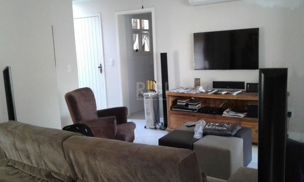 Excelente casa em condominío de 350m² com 03 dormitórios sendo 02 suítes.