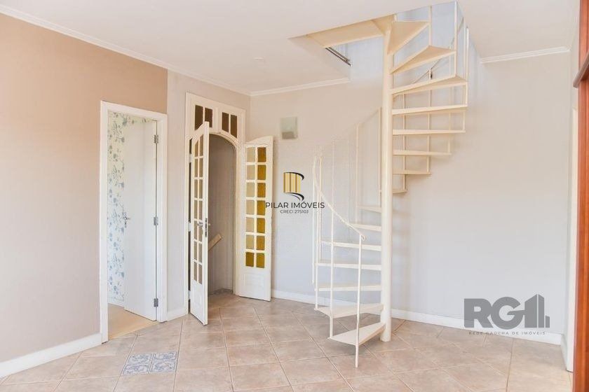 Casa de 197m² - 5 dormitórios, 3 vagas no bairro Rubem Berta