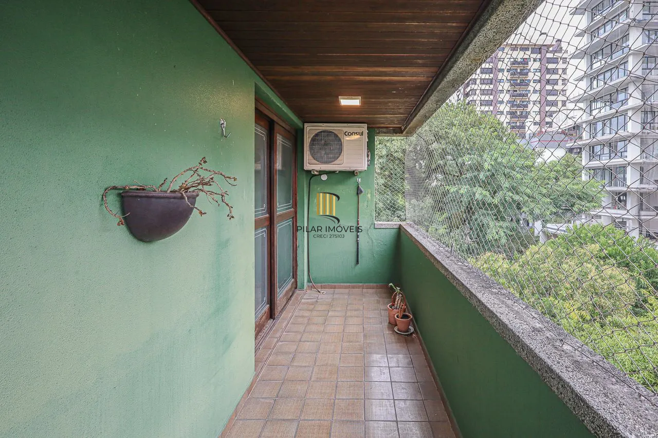 Apartamento cobertura de 03 dormitórios com opção de 05, 03 garagens. Bairro Higienópolis