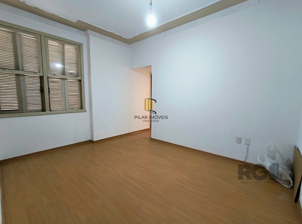 Apartamento com 02 dormitório no Bairro Floresta em Porto Alegre.