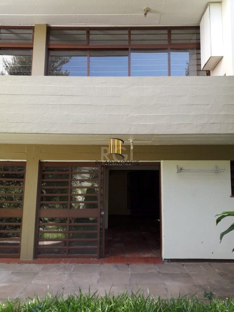 Casa para Venda - 385m², 5 dormitórios, sendo 1 suites, 4 vagas - Petrópolis