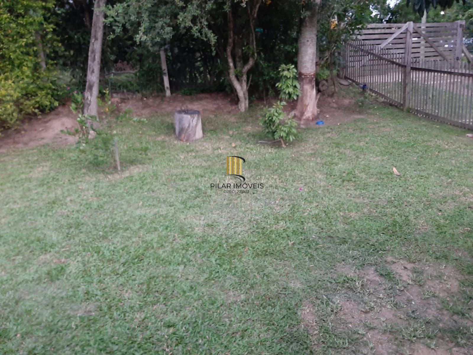 Casa residencial semimobiliada, com 3 quartos, 1 banheiro e 2 vagas de garagem.