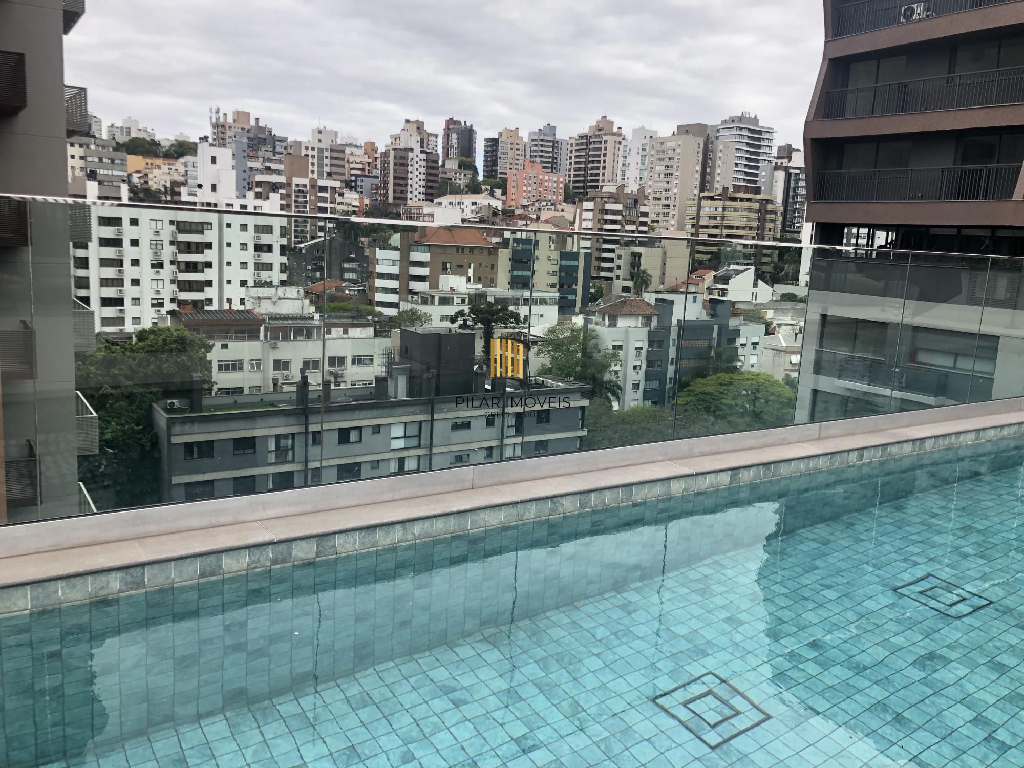 Apartamento desocupado e totalmente mobiliado com uma garagem