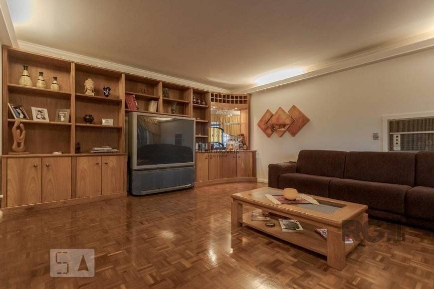 Casa com 04 dormitórios no Bairro Chacara das Pedras Porto Alegre