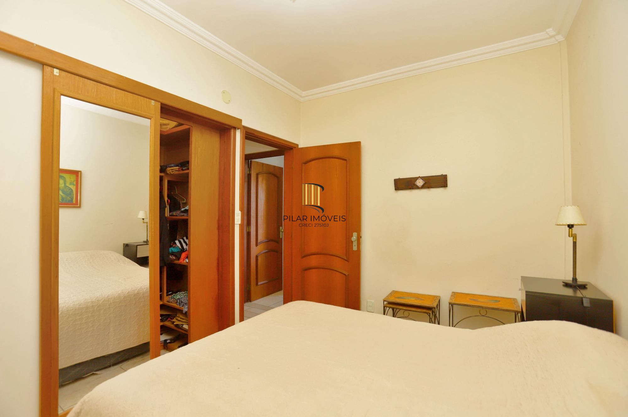Apartamento super iluminado e arejado,  com hall de entrada , living amplo com 02 ambientes , 02 dormitórios, sendo uma suíte , banheiro  social com ventilação externa e cozinha mobiliada