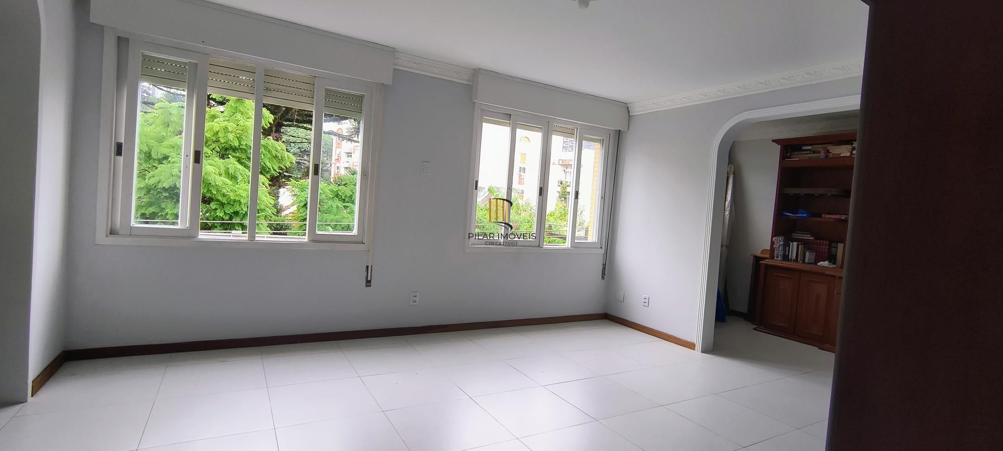 Com área privativa de 120,73 m2, sala com 03 ambientes