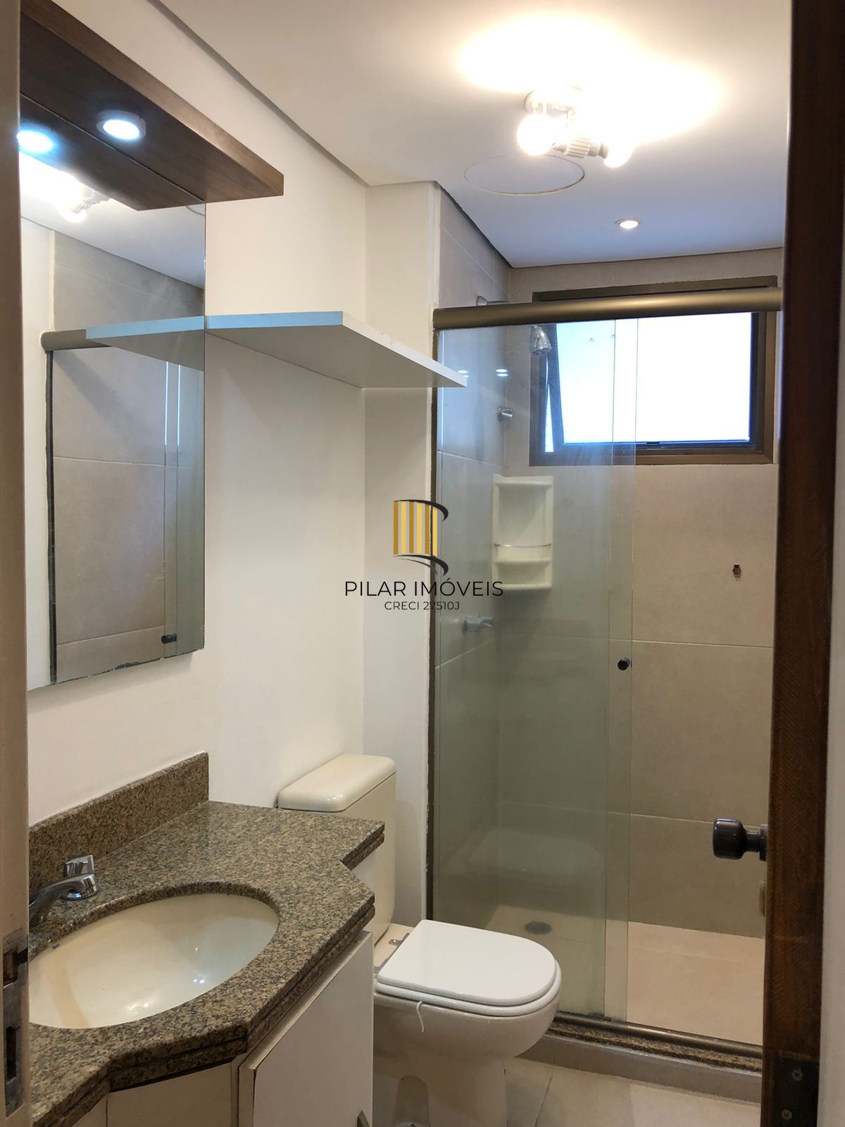 Vende ou aluga  no bairro Menino Deus, com garagem, apartamento de 03 dormitórios, suíte, living 02 ambientes, com sacada e churrasqueira