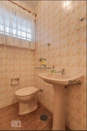 Casa com 04 dormitórios no Bairro Chacara das Pedras Porto Alegre