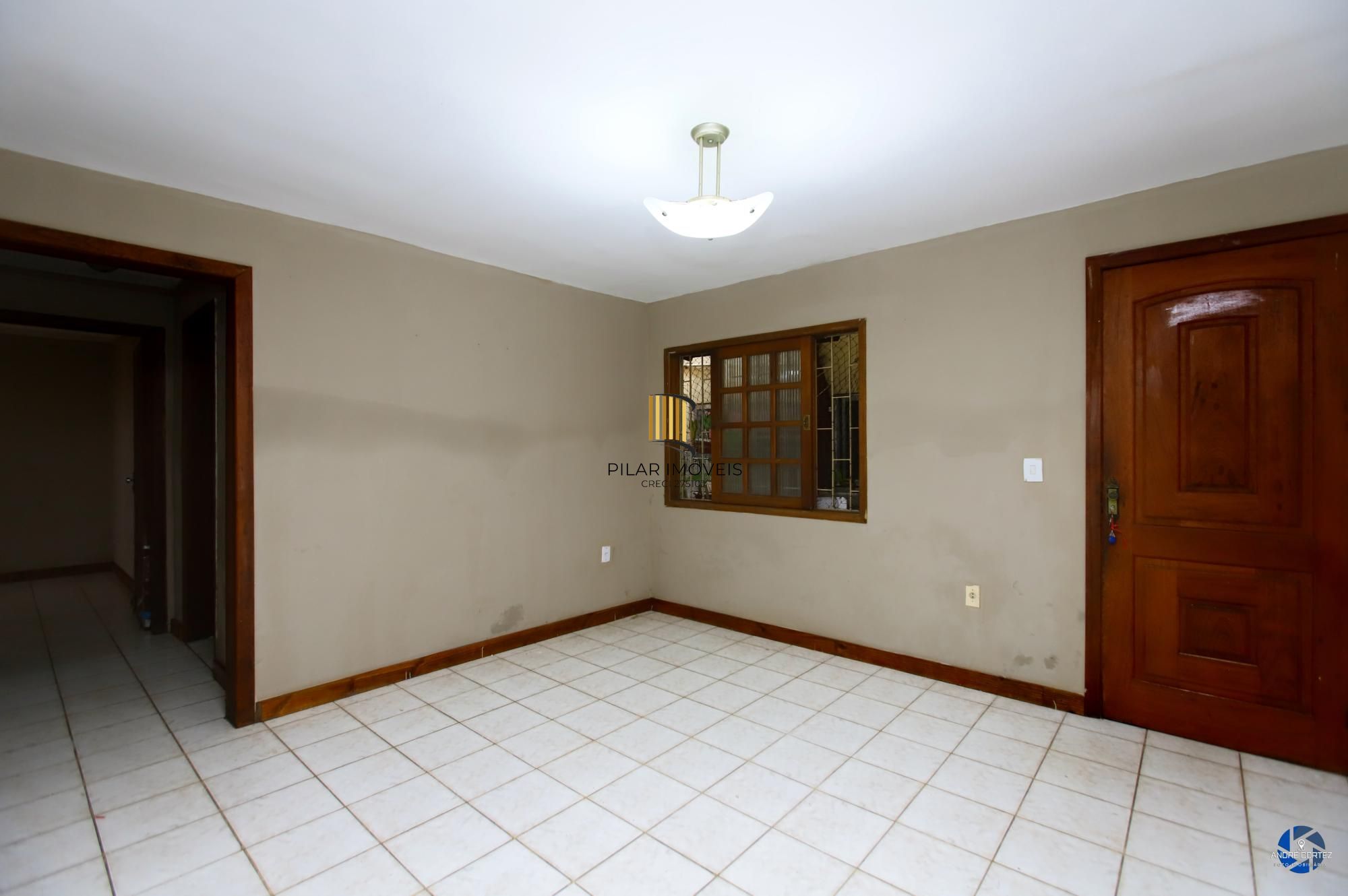 Apartamento térreo , tipo casa, área externa com churrasqueira , 02 dormitórios.