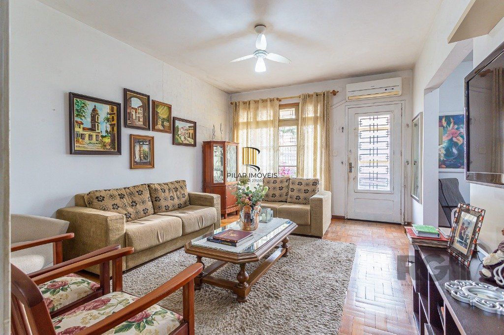 casa  com 3 quartos, 2 banheiros e vaga de garagem,