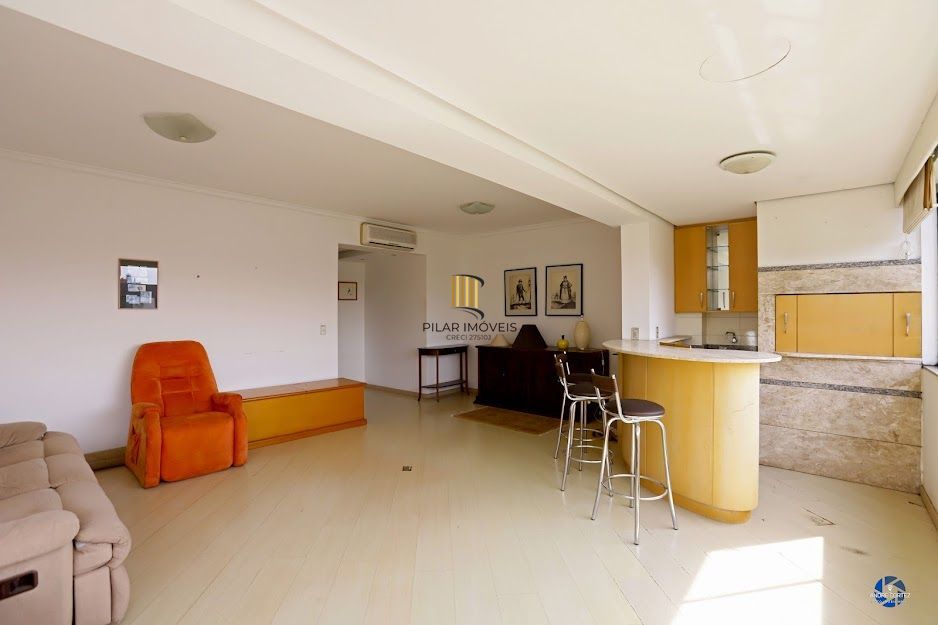 Apartamento semi mobiliado com churrasqueira e 02 garagens no Menino Deus em Porto Alegre