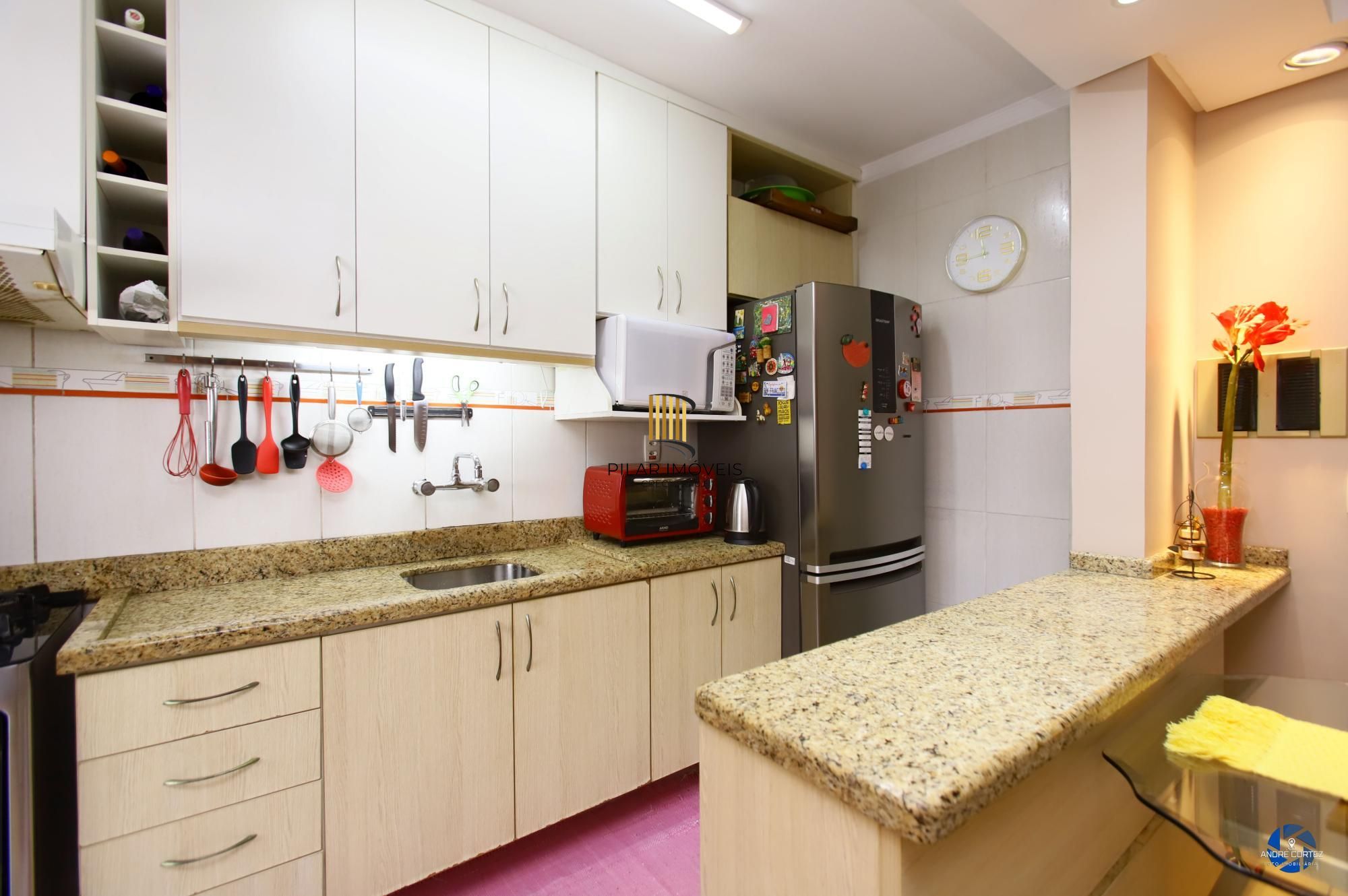 Vende cobertura: Piso inferior:  02 dormitórios, 02 banheiros, living 2 ambientes, cozinha americana.