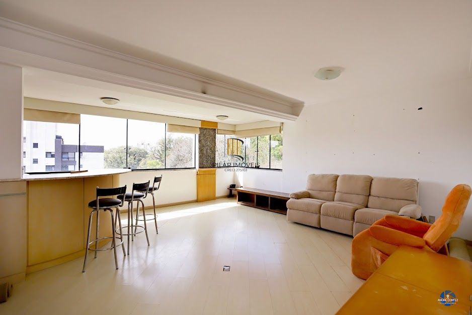 Apartamento semi mobiliado com churrasqueira e 02 garagens no Menino Deus em Porto Alegre