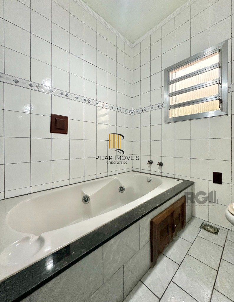 Casa 3 dormitórios no bairro Igara