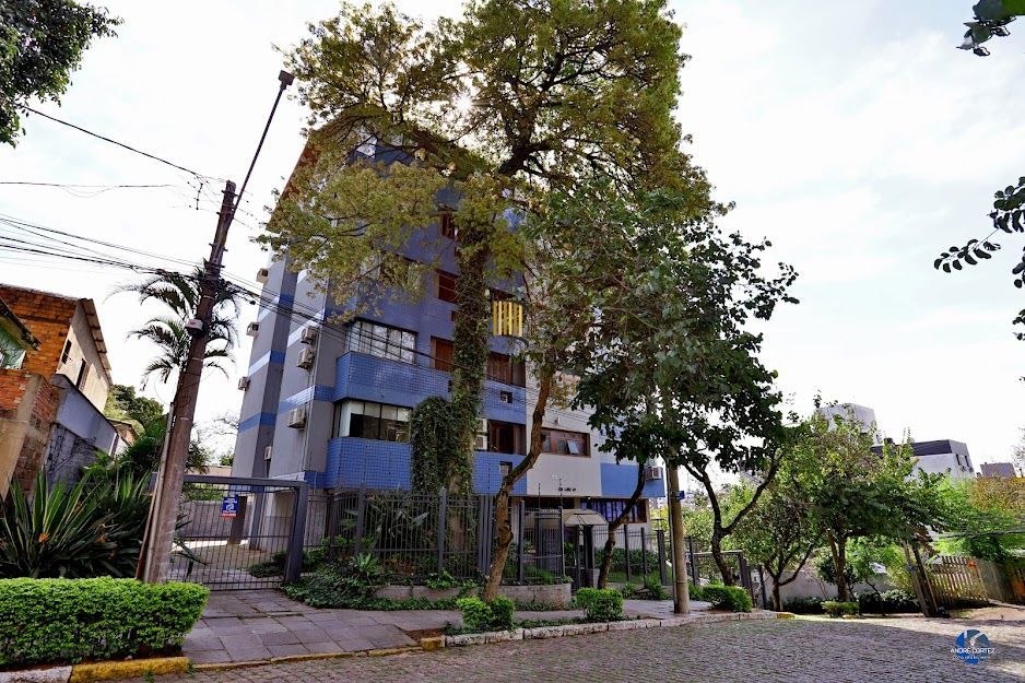 Apartamento semi mobiliado com churrasqueira e 02 garagens no Menino Deus em Porto Alegre