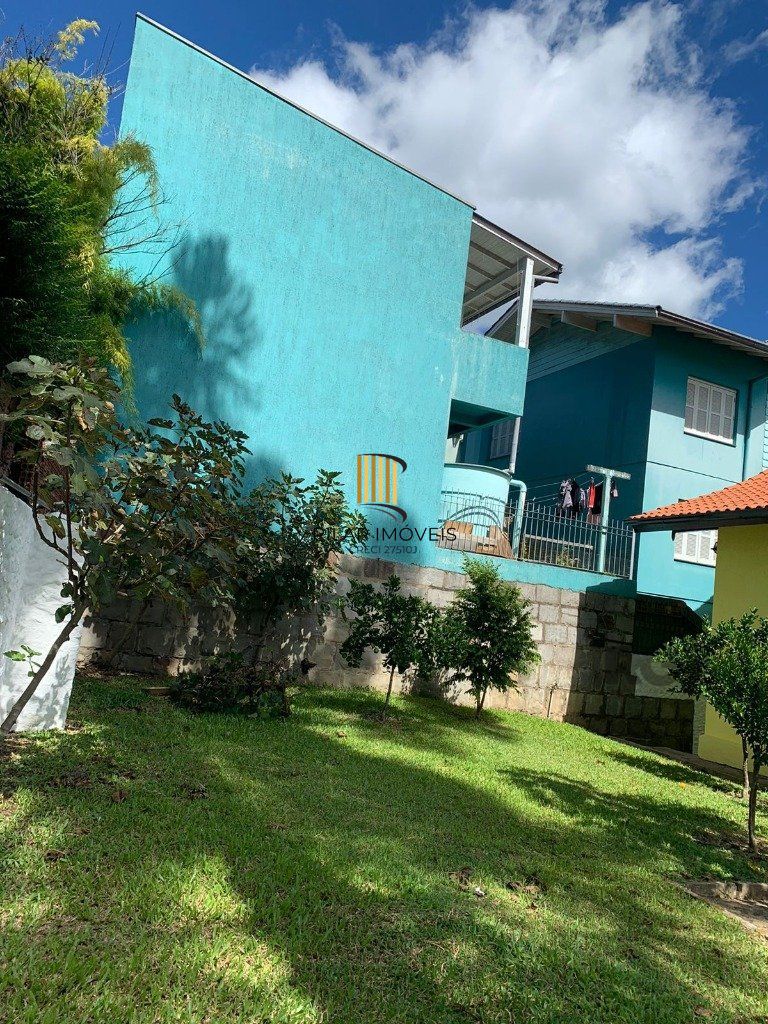 Casa sobrado com 03 dormitórios e garagem para 3 carros na cidade de Nova Petrópolis
