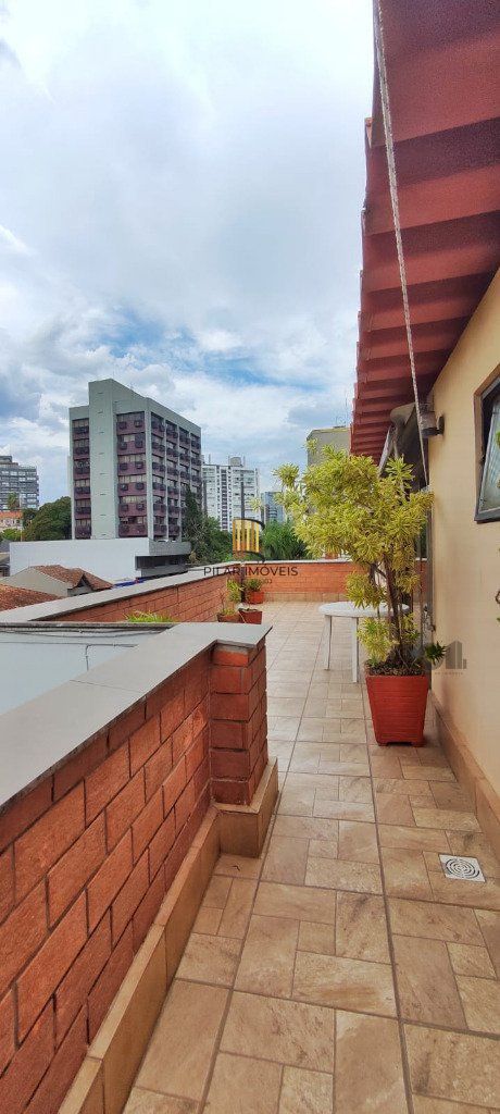 Cobertura no Bairro Petrópolis, 3 dorm., 1 suíte, 2 vagas.