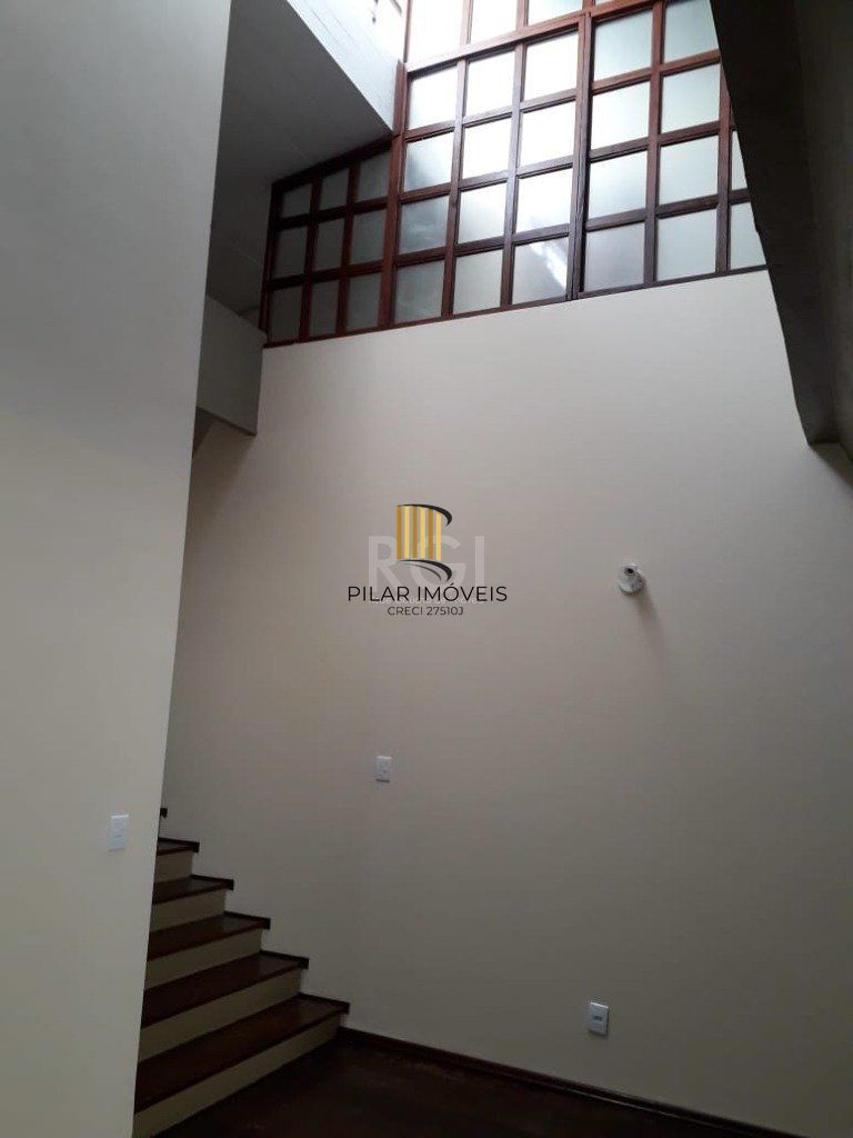 Casa para Venda - 385m², 5 dormitórios, sendo 1 suites, 4 vagas - Petrópolis