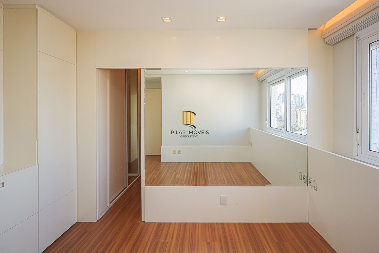 Apartamento de 3 quartos, 3 suítes, com 02 garagens individuais no Bairro Petrópolis, próximo a Encol.