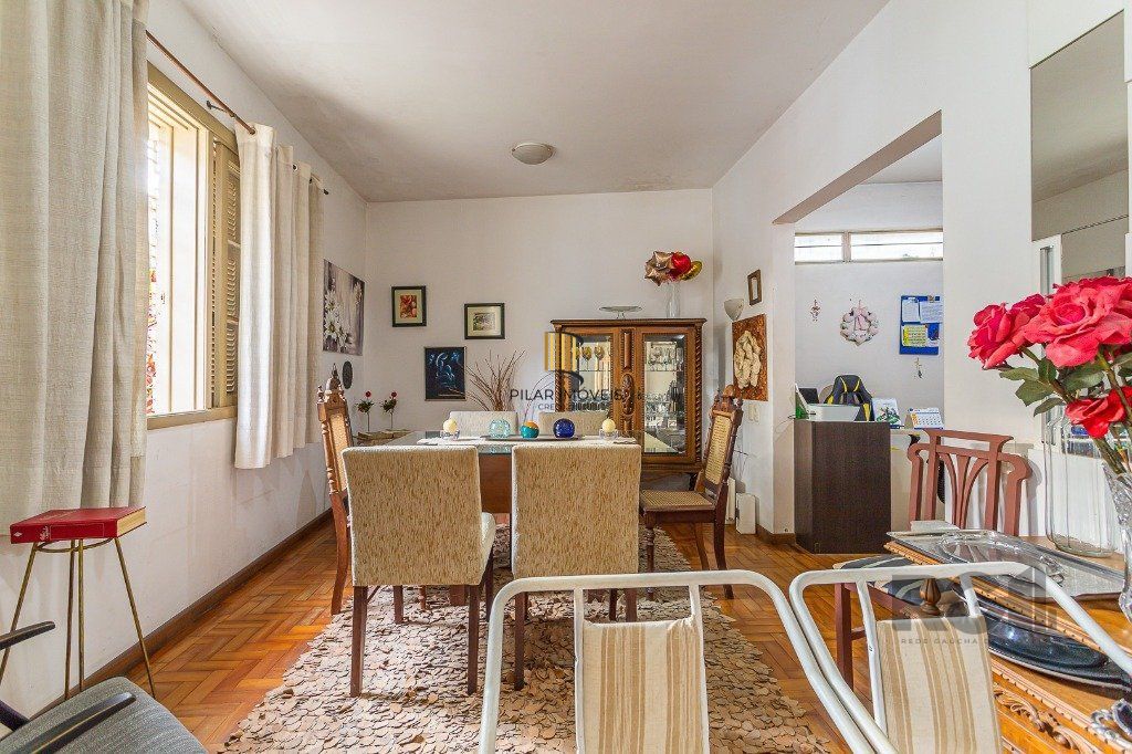casa  com 3 quartos, 2 banheiros e vaga de garagem,