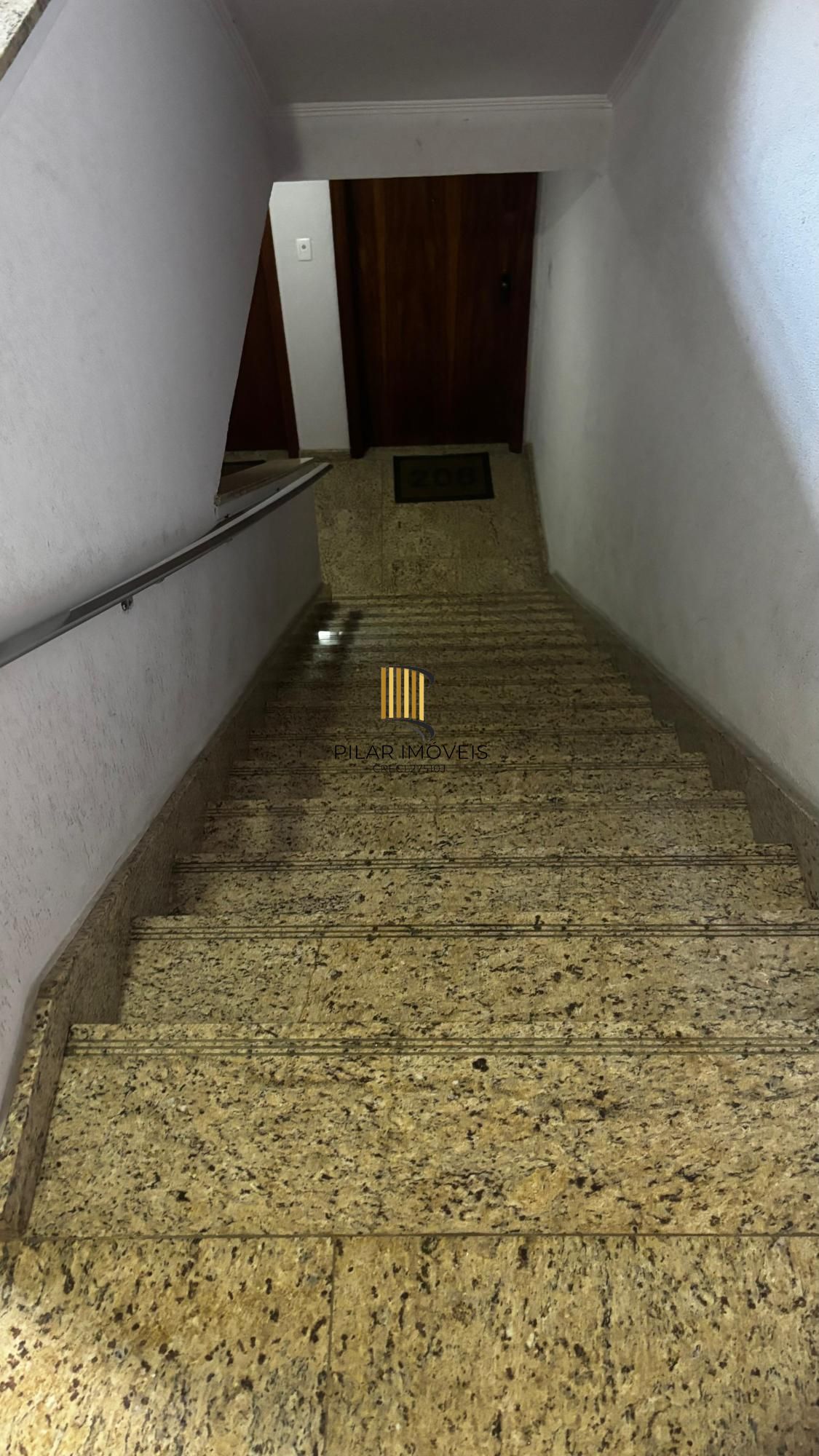 Apartamento desocupado, localizado no 4º andar, com 2 quartos